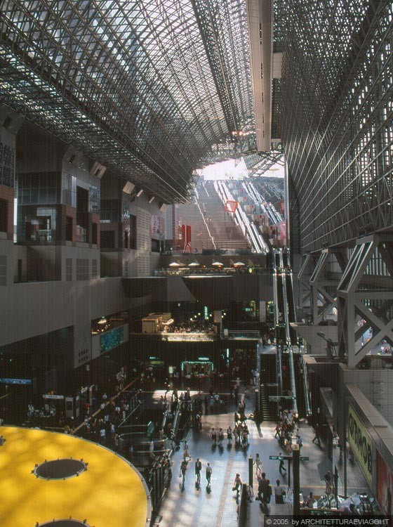 KYOTO JR STATION  - La grande volta in acciaio dell'atrio-galleria e sullo sfondo lo scalone monumentale e le lunghe scale mobili