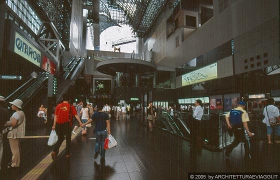 KYOTO  - L'atrio degli arrivi e delle partenze della KYOTO JR STATION attorno al quale sono organizzati i servizi per chi viaggia