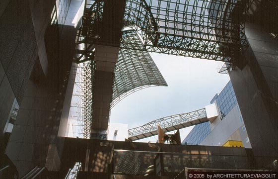 KYOTO  - Volte in acciaio e percorsi sopraelevati sostenuti da travature reticolari della KYOTO JR STATION