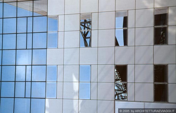 KYOTO JR STATION - Parte est, particolare delle soluzioni parietali: materiali che riflettono la luce