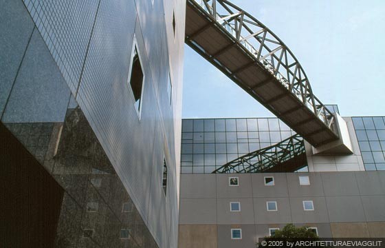 KYOTO JR STATION - Zona est: particolare di un percorso al di sopra della grande terrazza interna dell'albergo