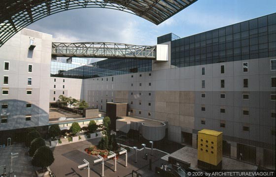 KYOTO  - KYOTO JR STATION - dalle scale mobili vista sulla terrazza interna a est