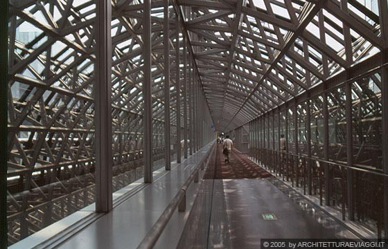 KYOTO JR STATION  - La passerella aerea che, attraversando a livello dell'11° piano l'atrio-galleria, collega l'ala est all'ala ovest