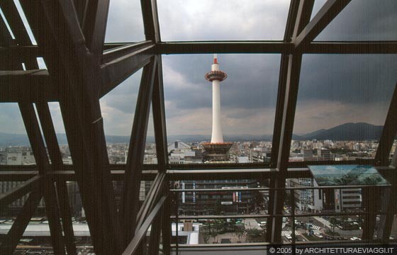 KYOTO - KYOTO JR STATION - dalla passerella aerea all'11° piano vista sulla città e sulla Kyoto Tower