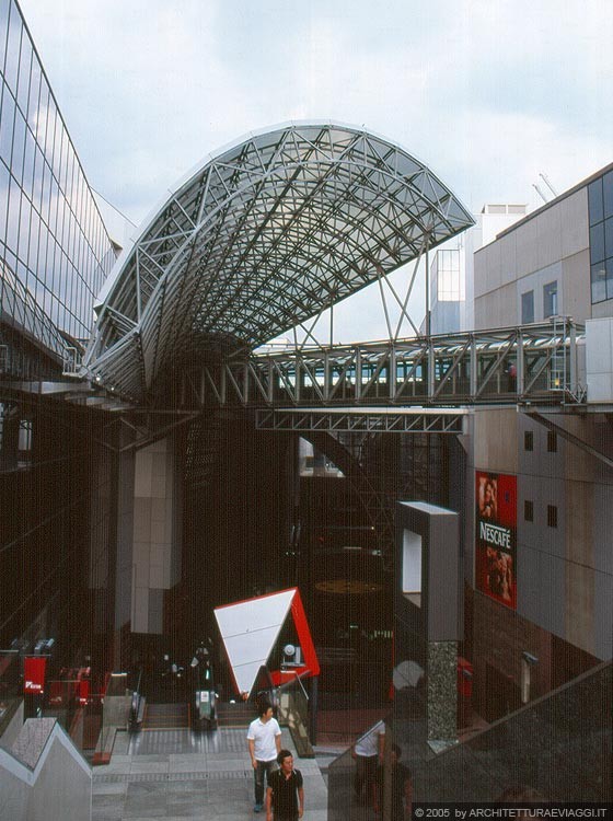KYOTO JR STATION - Zona ovest: dallo scalone monumentale vista sulla grande copertura a volta in acciaio reticolare e della passerella aerea a quota dell'undicesimo piano