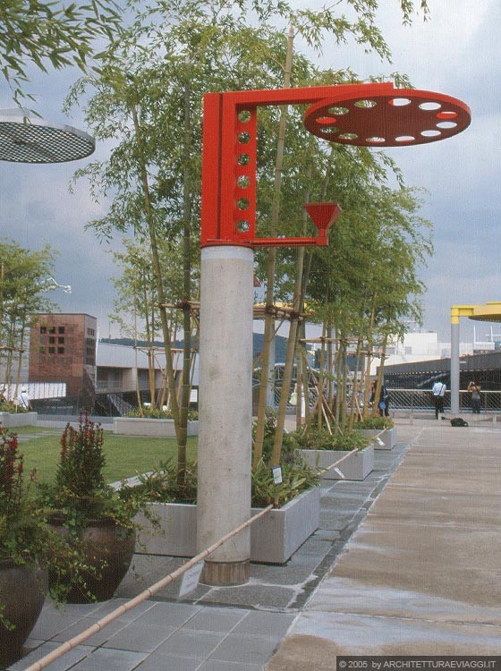 KYOTO - KYOTO JR STATION - terrazza panoramica al 15° piano, zona ovest: particolare dei corpi illuminanti allo stesso tempo elementi di arredo 