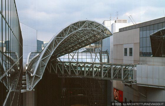 KYOTO  - KYOTO JR STATION - la grande copertura a volta in acciaio reticolare e la passerella aerea a quota dell'undicesimo piano viste dalla terrazza al 15° piano, zona ovest
