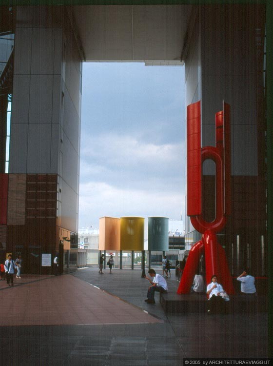 KYOTO  - KYOTO JR STATION - gli spazi di sosta dello scalone monumentale a ovest, con piacevoli elementi di arredo