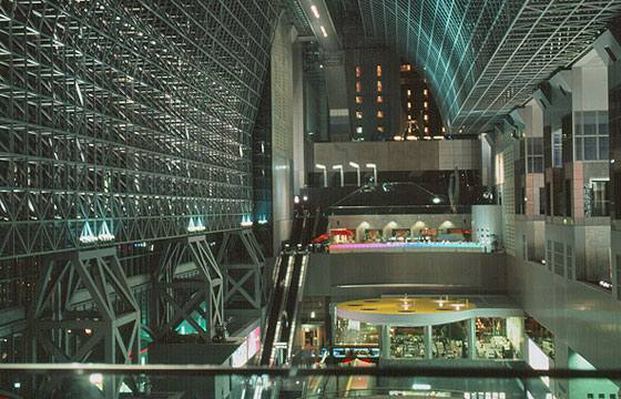 KYOTO  - KYOTO JR STATION by night: vista dallo scalone centrale sul grande atrio 