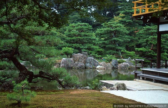 KINKAKU-JI - Le pietre formano sponde e isole rocciose