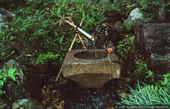 KYOTO NORD-OVEST - KINKAKU-JI - il catino in pietra delle abluzioni nei pressi della sala da tè