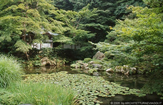 NANZEN-IN - Giardino di passaggio con stagno: le pietre formano sponde e isole rocciose