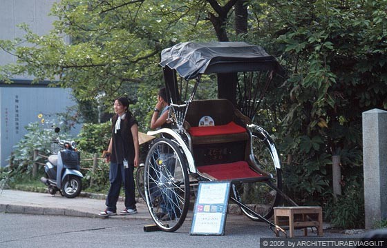KYOTO EST  - Il risciò per percorrere la salita del Ginkaku-ji al termine della passeggiata del filosofo