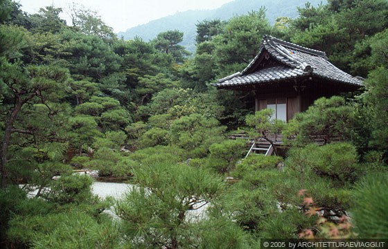 KYOTO - ARASHIYAMA - OKOCHI SANCHO - la villa e il giardino sono racchiusi sul declivo del Monte Ogura, decantato dall'arte poetica del periodo Heian