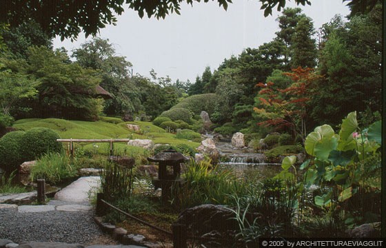KYOTO NORD-OVEST  - TAIZO-IN-TEMPLE - vista d'insieme del giardino moderno: si ha l'impressione di osservare una grande cascata proveniente da una verde foresta di montagna