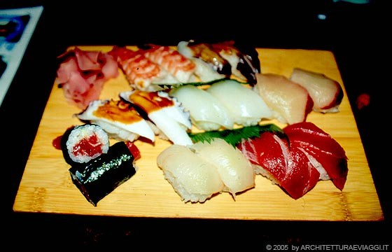 KYOTO CENTRO STORICO - Un appetitoso sushi al Tomi-zushi 