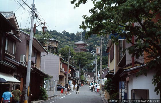 KYOTO EST - Verso il KIYOMIZU-DERA - il ripido Chawan-zaka (vicolo della teiera)