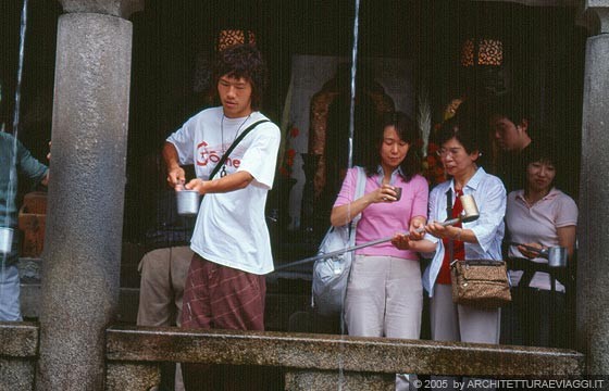 KYOTO EST - Pellegrini bevono l'acqua della sorgente sacra al tempio KIYOMIZU-DERA 