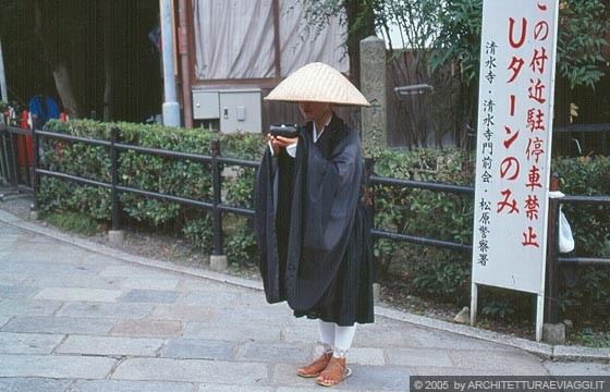 KYOTO EST - Monaco buddhista davanti al KIYOMIZU-DERA 