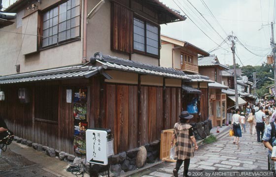 KYOTO EST - Itinerario a piedi di Higashiyama sud: tradizionali edifici in legno nelle due strade lastricate di Sannen-zaka e Ninen-zaka