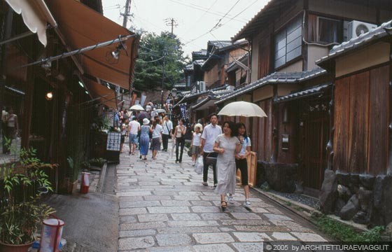 KYOTO EST - Ninen-zaka: tradizionali edifici in legno costeggiano la strada lastricata