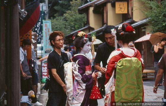 KYOTO EST - Ninenzaka: due maiko (apprendiste geisha), con il lungo obi che pende sulla schiena