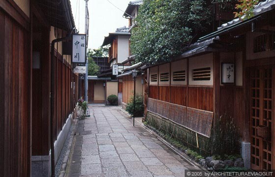 KYOTO EST - Sul vicolo Ishibei-koji si affacciano pensioni e sale da tè