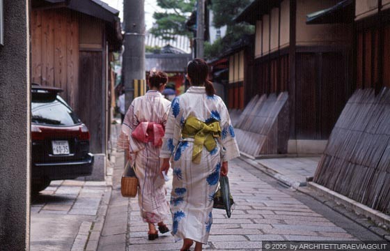 KYOTO EST - Donne giapponesi indossano freschi yukata e passeggiano in Ishibei-koji