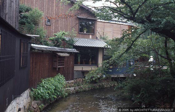 KYOTO CENTRO - Pontocho - tradizionali edifici in legno si affacciano sul canale interno Takase
