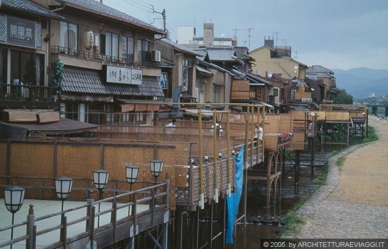 KYOTO CENTRO - Pontocho-dori - le piattaforme yuka che alcuni ristoranti allestiscono sul canale nel periodo estivo parallelo al fiume Kamo