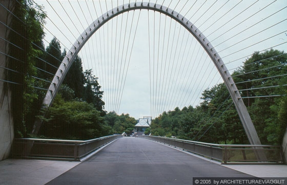 SHIGARAKI, SHIGA - MIHO MUSEUM - Usciti dal tunnel l'arco parabolico con i cavi tesi - I.M. Pei