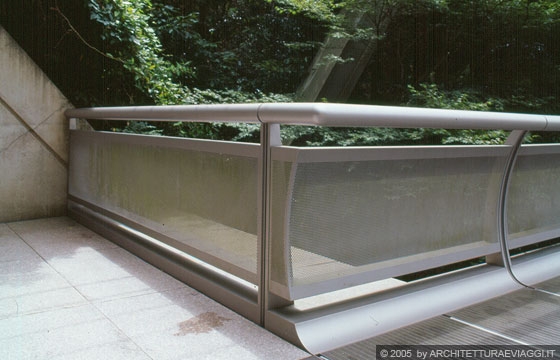 SHIGARAKI, SHIGA - MIHO MUSEUM - Particolare del parapetto in acciaio del ponte di collegamento 