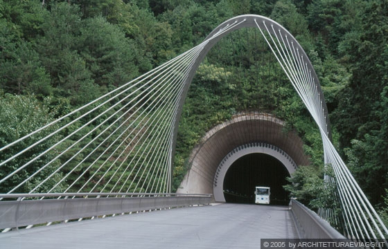 SHIGARAKI, SHIGA - MIHO MUSEUM - Il ponte e la struttura in acciaio sospesa - I.M. Pei
