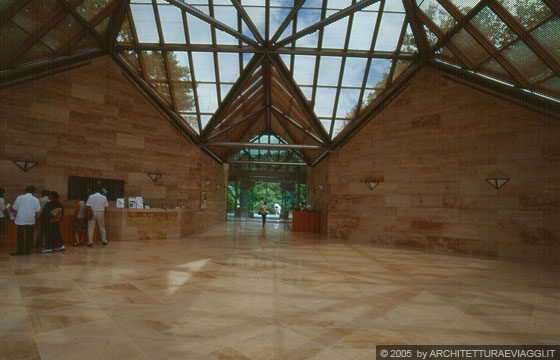 MIHO MUSEUM - Il grande atrio di accesso: la geometria e la luce