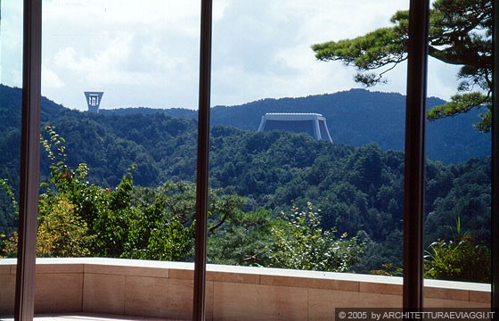 SHIGARAKI, SHIGA - MIHO MUSEUM - Dalla grande parete vetrata della sala di ingresso vista sulla verde montagna di Shigaraki e sulla vicina campana di Misono - I.M. Pei