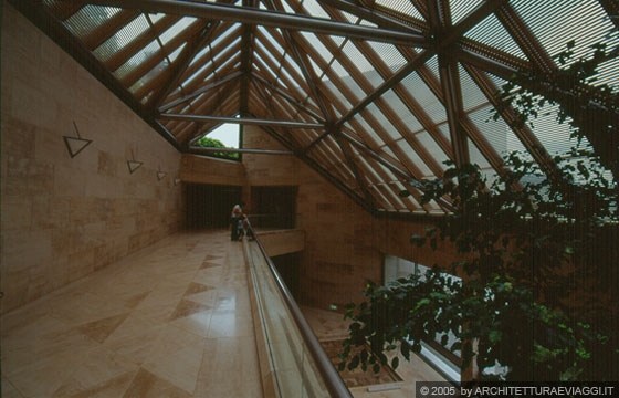 SHIGARAKI, SHIGA - MIHO MUSEUM - Ala sud: il doppio volume dei percorsi di distribuzione disposti su due livelli 