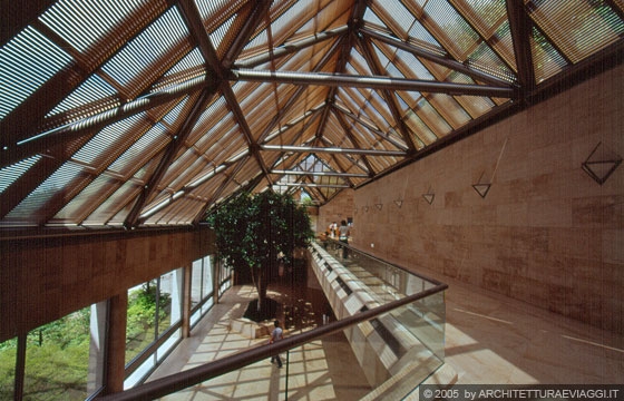 MIHO MUSEUM - I percorsi di distribuzione dell'ala sud sono disposti su due livelli all'interno di un doppio volume in cui la luce è protagonista