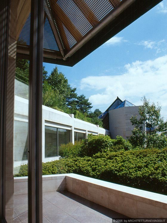 SHIGARAKI, SHIGA - MIHO MUSEUM - L'80% dell'edificio è stato realizzato sottoterra al fine di preservare il paesaggio circostante e l'impatto visivo ambientale