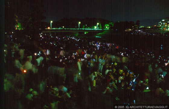 KYOTO - 16 agosto: la folla celebra il Daimon-ji Gozan Okuribi, l'addio finale alle anime degli antenati