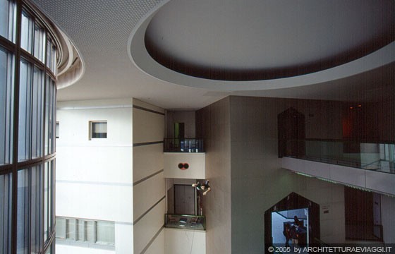 NAGOYA - Municipal Museum of Modern Art - la passerella al piano primo che collega l'entrata con la sala esposizioni, la copertura dell'atrio e a sinistra la grande vetrata