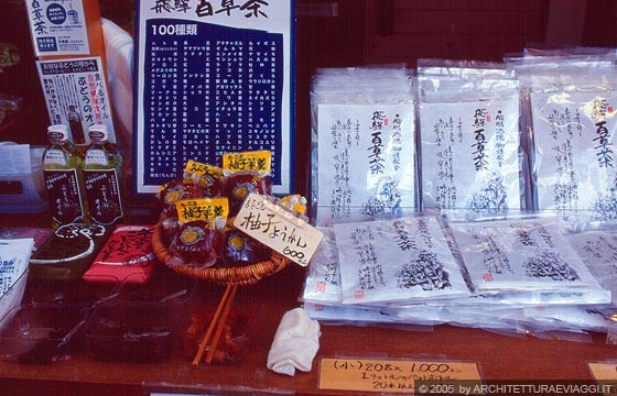 TAKAYAMA - Sulla sponda orientale del Miya-gawa passeggiamo tra i banchi di questo mercato del mattino 