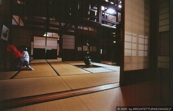 TAKAYAMA - Yoshijima-ke - Il Doma, l'ingresso dedicato al commercio con pavimento di terra e l'Irori, pranzo e soggiorno dell'abitazione con tatami