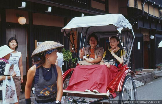 TAKAYAMA - Sanmachi - un caratteristico risciò portato da una giovane e 
