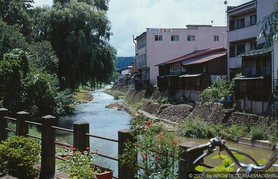 TAKAYAMA - Oltre il Nakabashi Bridge il corso del fiume Miya ai margini della cittadina