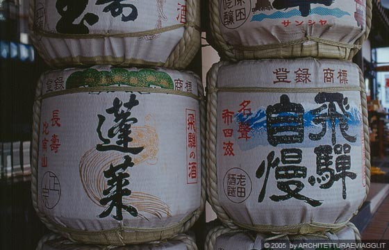 TAKAYAMA - Sanmachi - distillerie di sakè: taruzake (sakè in botte)