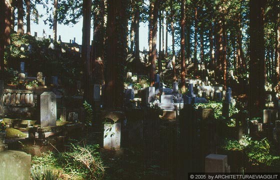 TAKAYAMA - Shiroyama-koen - Teramachi, Higashiyama: un cimitero in mezzo al bosco