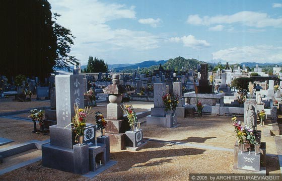 TAKAYAMA - Shiroyama-koen: pietre commemorative in un cimitero di Teramachi, Higashiyama