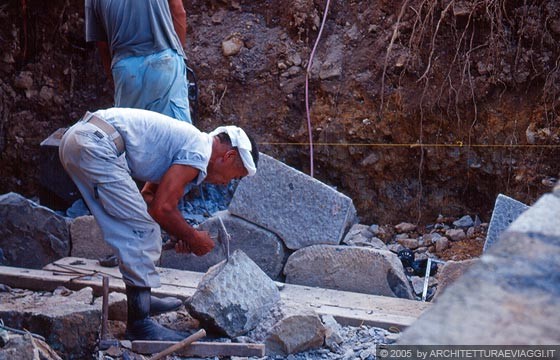 TAKAYAMA - Shiroyama-koen - Nei pressi di un tempio operai realizzano un muro con pietre sapientemente forgiate 