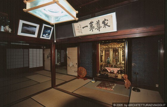 REGIONE DELLA VALLE DI SHOKAWA - Wada House a Ogimachi: la stanza con l'altare buddhista domestico
