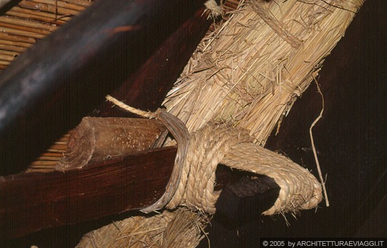 OGIMACHI - Wada House: travi e sostegni assemblati con corde